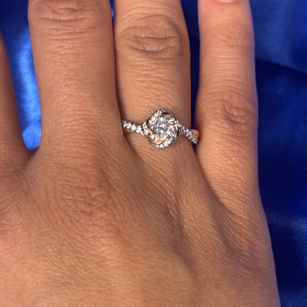 Elegant Silver and Gold Women's Ring - Picture 2 of 4